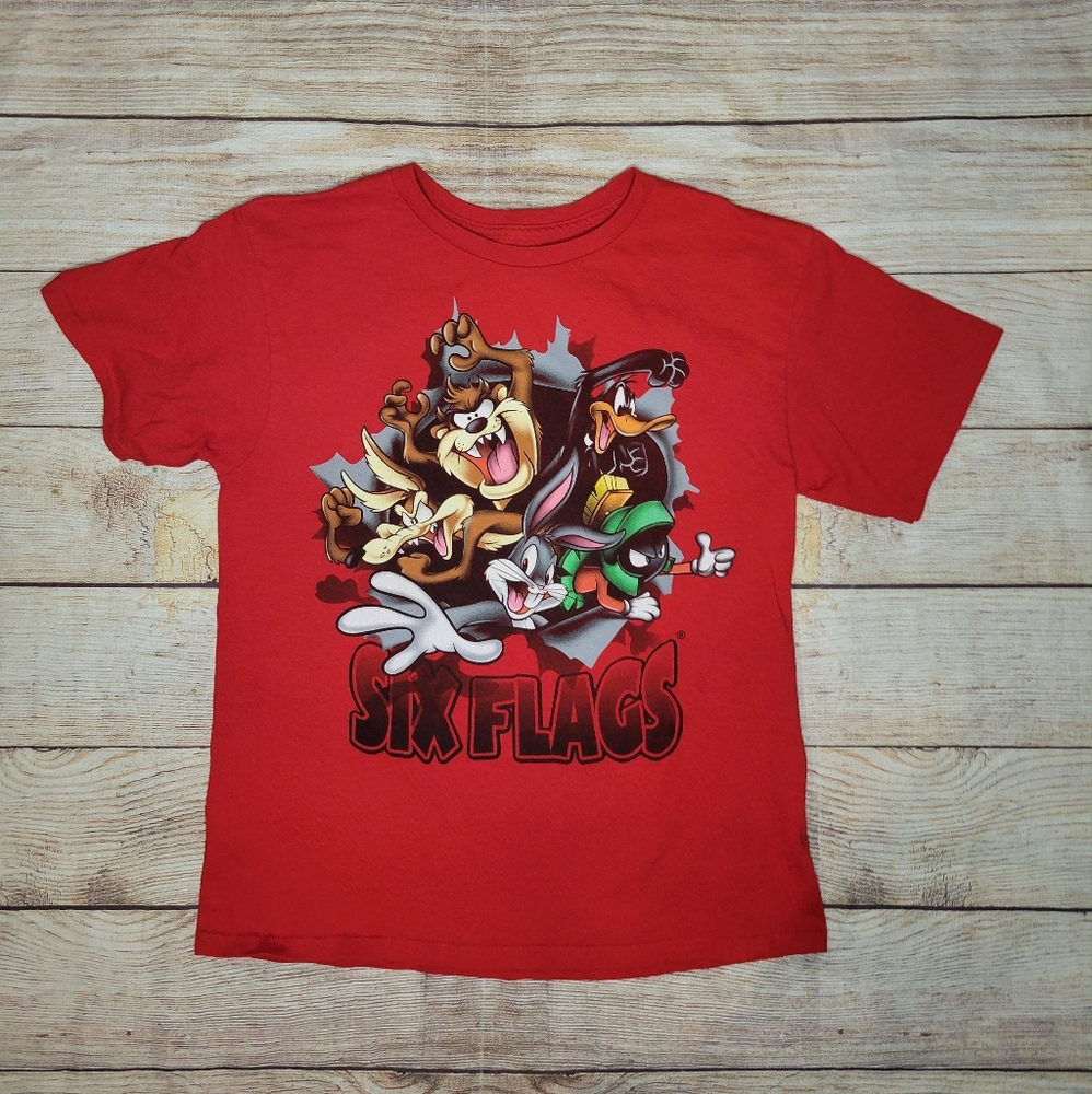Looney Tunes Six Flags theme park graphic tee shirt